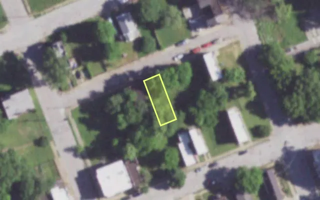 Aerial view of 1916 GARDEN ST — vacant lot, St. Louis with approximate parcel outline