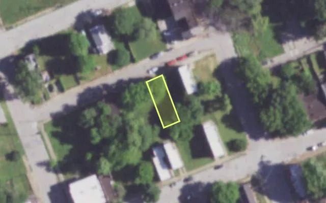 Aerial view of 1910 GARDEN ST — vacant lot, St. Louis with approximate parcel outline