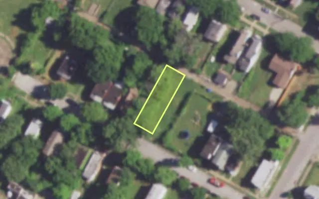 Aerial view of 4623 SACRAMENTO AV — vacant lot, St. Louis with approximate parcel outline