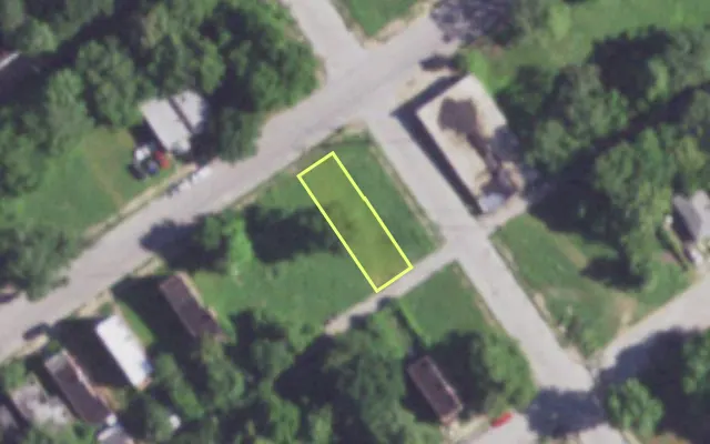 Aerial view of 2002 E PRAIRIE AV — vacant lot, St. Louis with approximate parcel outline