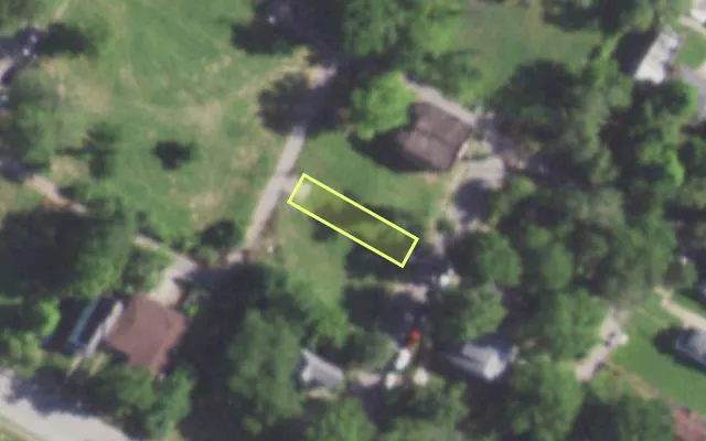 Aerial view of 2523 CHESTER ST — vacant lot, St. Louis with approximate parcel outline