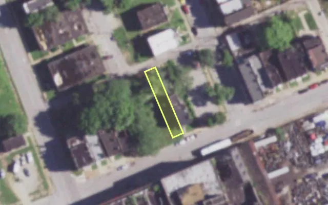 Aerial view of 2109 BREMEN AV — vacant lot, St. Louis with approximate parcel outline