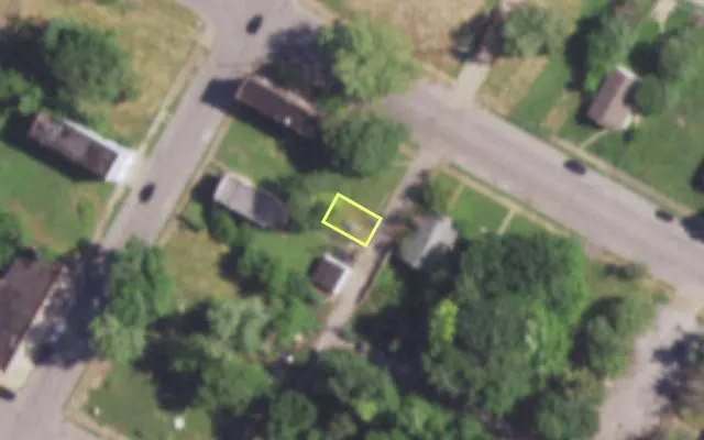 Aerial view of 2724 R N TAYLOR AV — vacant lot, St. Louis with approximate parcel outline