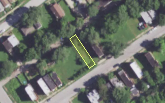 Aerial view of 2037 E PRAIRIE AV — vacant lot, St. Louis with approximate parcel outline