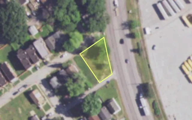 Aerial view of 704 THRUSH AV — vacant lot, St. Louis with approximate parcel outline