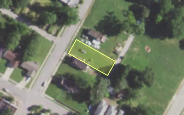 Aerial view of 1914 CLARA AV — vacant lot, St. Louis with approximate parcel outline