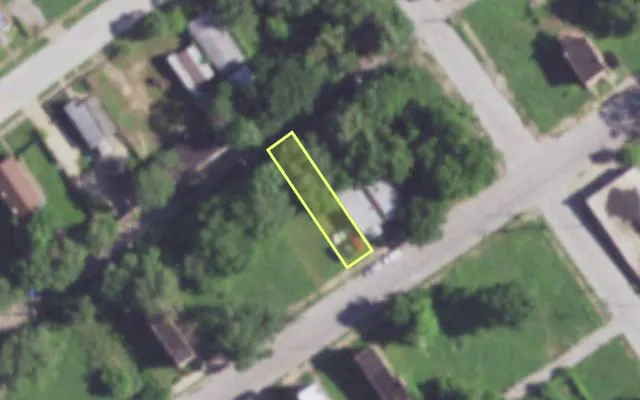 Aerial view of 2015 E PRAIRIE AV — vacant lot, St. Louis with approximate parcel outline