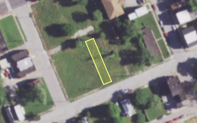 Aerial view of 1919 MALLINCKRODT ST — vacant lot, St. Louis with approximate parcel outline