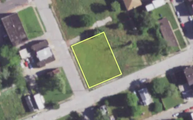 Aerial view of 1921 MALLINCKRODT ST — vacant lot, St. Louis with approximate parcel outline