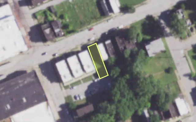 Aerial view of 2016 MALLINCKRODT ST — vacant lot, St. Louis with approximate parcel outline