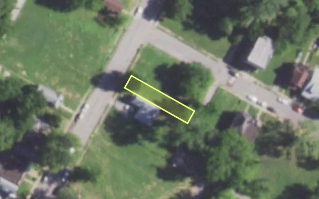Aerial view of 2542 ARLINGTON AV — vacant lot, St. Louis with approximate parcel outline