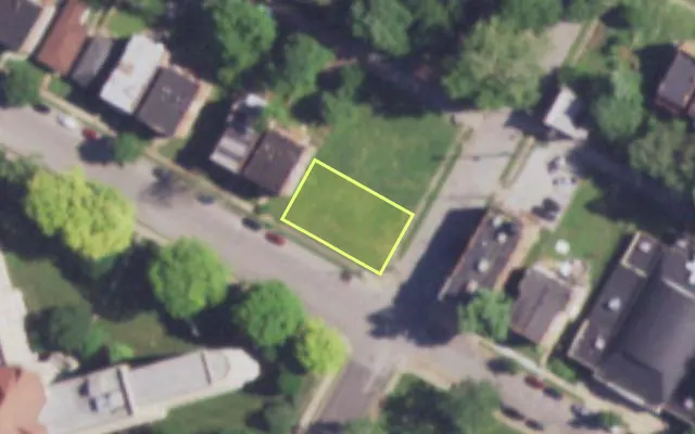 Aerial view of 2701 WHITTIER ST — vacant lot, St. Louis with approximate parcel outline