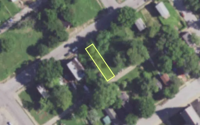 Aerial view of 2124 E PRAIRIE AV — vacant lot, St. Louis with approximate parcel outline
