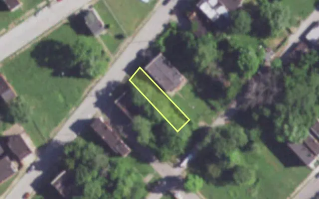 Aerial view of 2016 E WARNE AV — vacant lot, St. Louis with approximate parcel outline