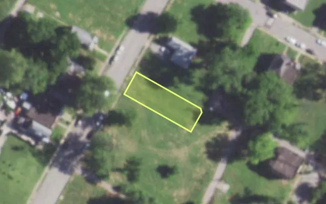 Aerial view of 2530 ARLINGTON AV — vacant lot, St. Louis with approximate parcel outline