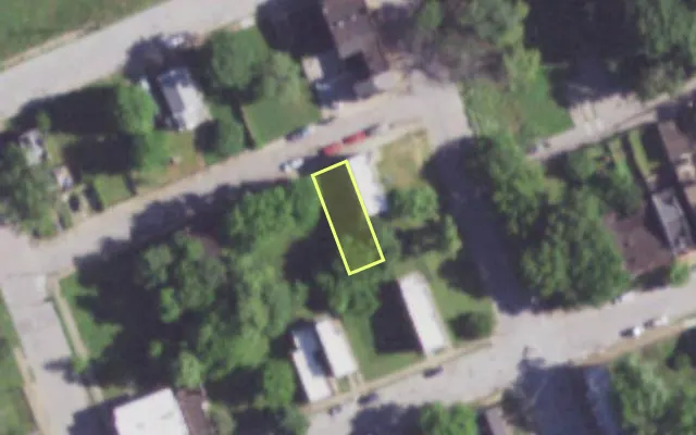 Aerial view of 1906 GARDEN ST — vacant lot, St. Louis with approximate parcel outline