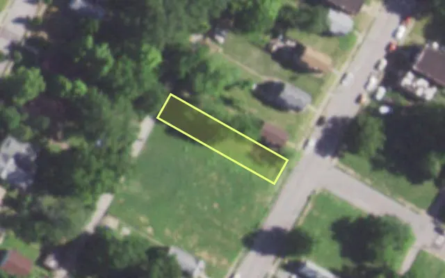 Aerial view of 2551 ARLINGTON AV — vacant lot, St. Louis with approximate parcel outline