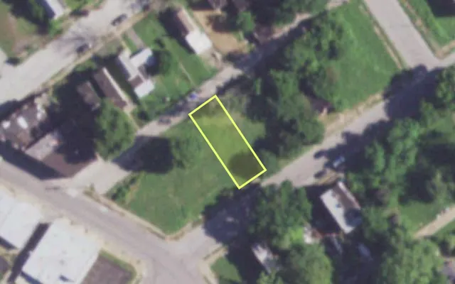 Aerial view of 2123 E PRAIRIE AV — vacant lot, St. Louis with approximate parcel outline