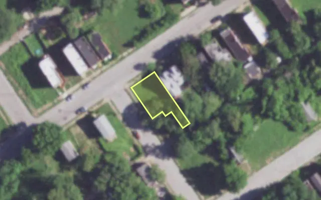 Aerial view of 2048 E PRAIRIE AV — vacant lot, St. Louis with approximate parcel outline