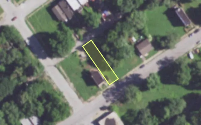 Aerial view of 1923 E PRAIRIE AV — vacant lot, St. Louis with approximate parcel outline