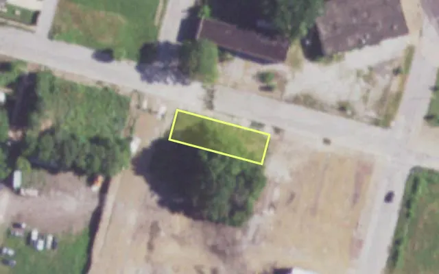 Aerial view of 1542 N 16TH ST — vacant lot, St. Louis with approximate parcel outline