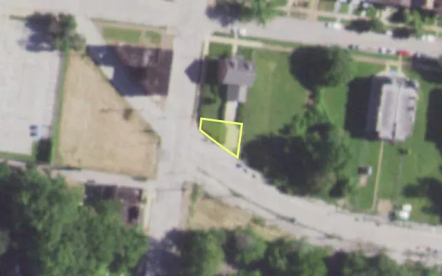 Aerial view of 924 CLARENDON AV — vacant lot, St. Louis with approximate parcel outline