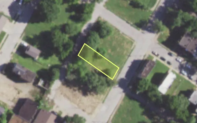 Aerial view of 1915 HODIAMONT AV — vacant lot, St. Louis with approximate parcel outline