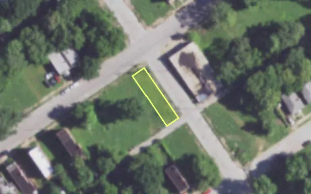 Aerial view of 2000 E PRAIRIE AV — vacant lot, St. Louis with approximate parcel outline