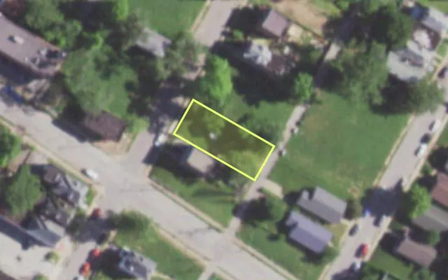 Aerial view of 1408 BLACKSTONE AV — vacant lot, St. Louis with approximate parcel outline