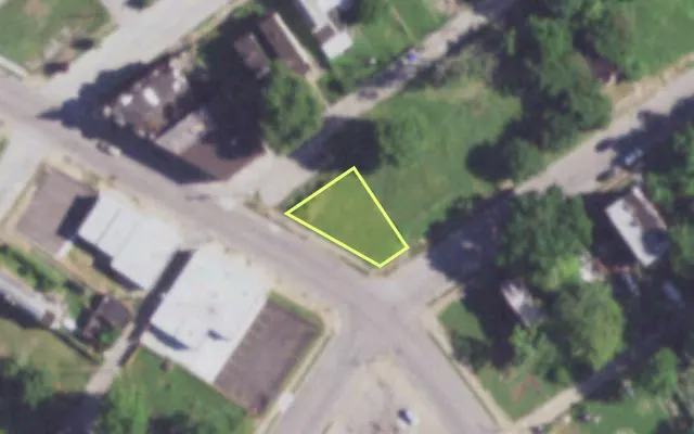Aerial view of 2133 E PRAIRIE AV — vacant lot, St. Louis with approximate parcel outline