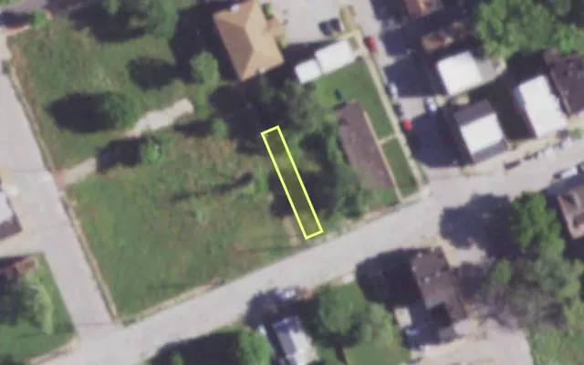 Aerial view of 1911 MALLINCKRODT ST — vacant lot, St. Louis with approximate parcel outline