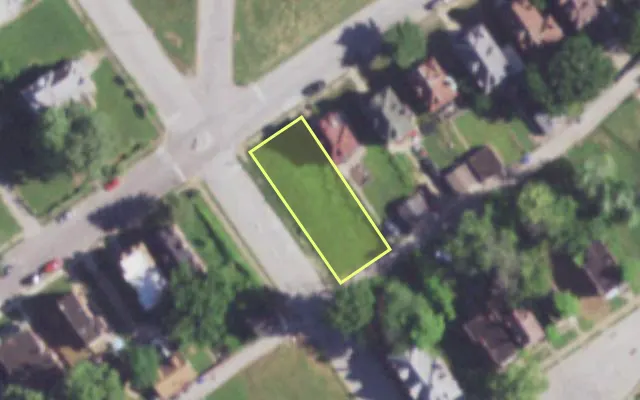Aerial view of 1960 ADELAIDE AV — vacant lot, St. Louis with approximate parcel outline