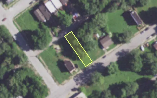Aerial view of 1919 E PRAIRIE AV — vacant lot, St. Louis with approximate parcel outline