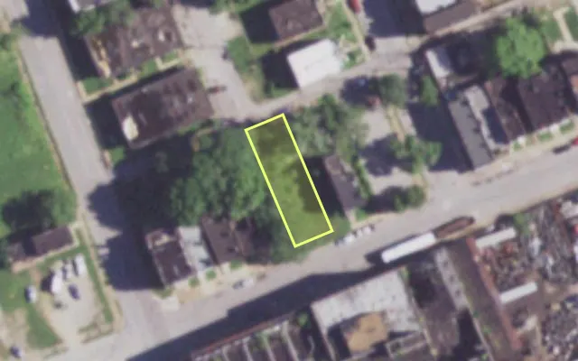 Aerial view of 2111 BREMEN AV — vacant lot, St. Louis with approximate parcel outline