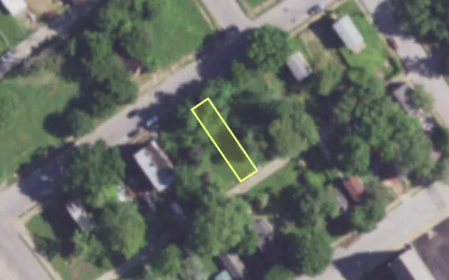 Aerial view of 2122 E PRAIRIE AV — vacant lot, St. Louis with approximate parcel outline