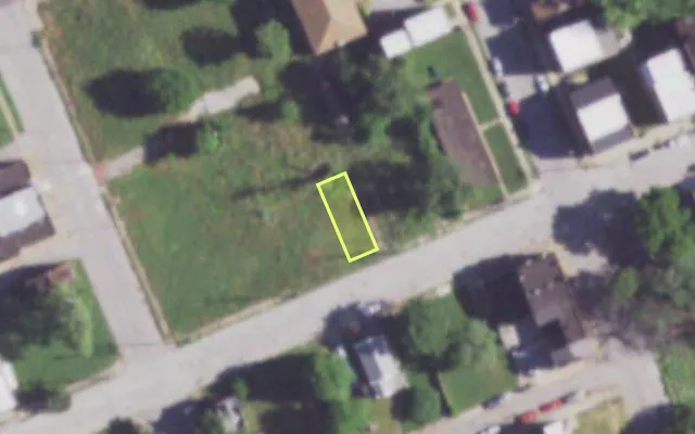 Aerial view of 1915 MALLINCKRODT ST — vacant lot, St. Louis with approximate parcel outline