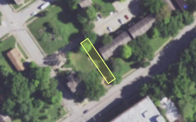 Aerial view of 1439 E GRAND BLVD — vacant lot, St. Louis with approximate parcel outline