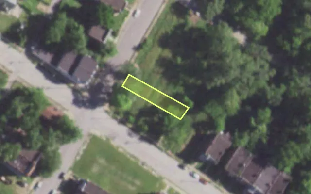 Aerial view of 1404 ARLINGTON AV — vacant lot, St. Louis with approximate parcel outline