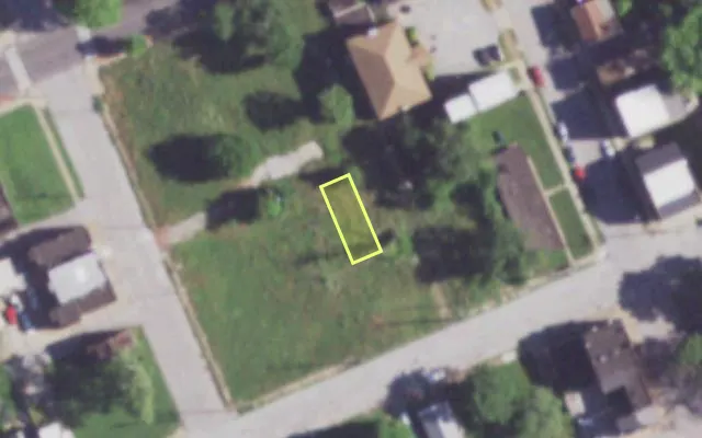 Aerial view of 1917 R MALLINCKRODT ST — vacant lot, St. Louis with approximate parcel outline