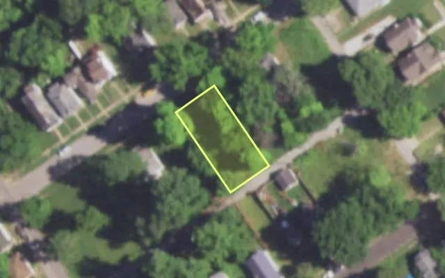 Aerial view of 5526 DAVISON AV — vacant lot, St. Louis with approximate parcel outline