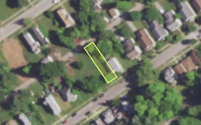 Aerial view of 4933 DAVISON AV — vacant lot, St. Louis with approximate parcel outline