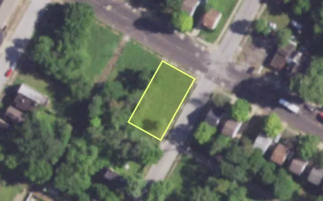 Aerial view of 4000 LEE AV — vacant lot, St. Louis with approximate parcel outline