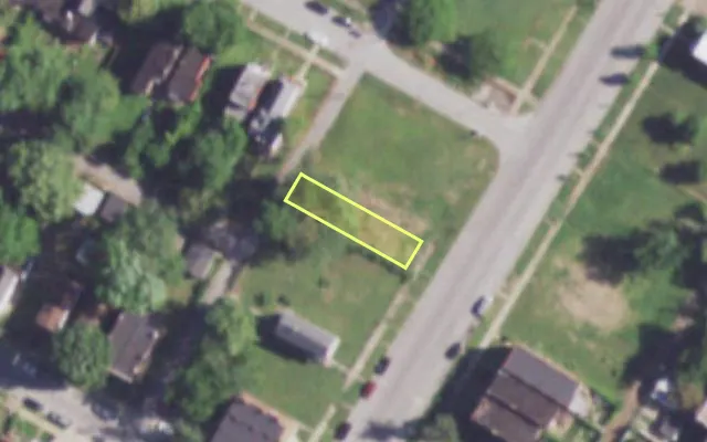 Aerial view of 4223 WARNE AV — vacant lot, St. Louis with approximate parcel outline