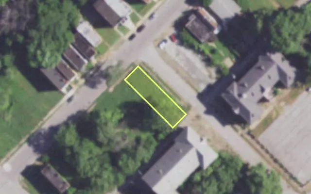 Aerial view of 2100 E COLLEGE AV — vacant lot, St. Louis with approximate parcel outline