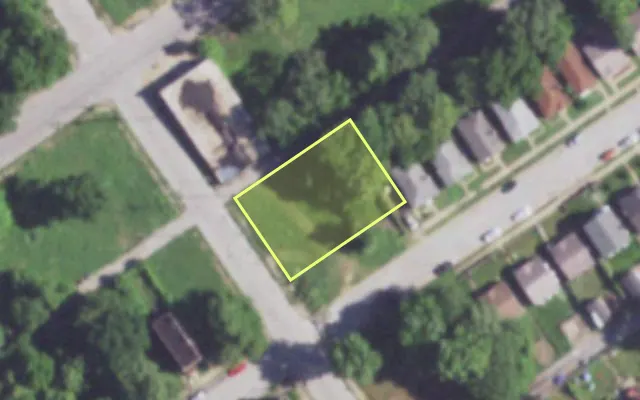 Aerial view of 4902 N 20TH ST — vacant lot, St. Louis with approximate parcel outline