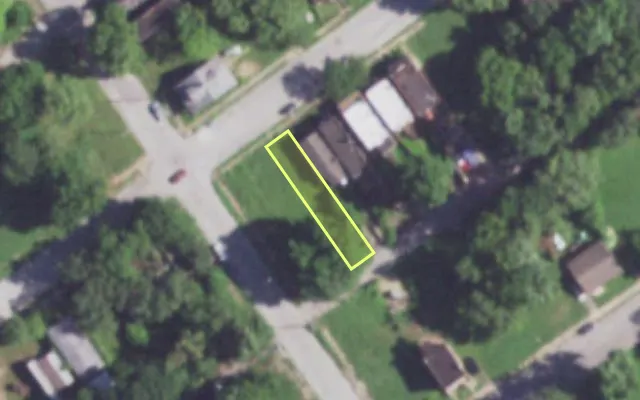 Aerial view of 1924 DESOTO AV — vacant lot, St. Louis with approximate parcel outline