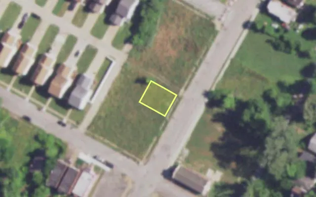 Aerial view of 1909 WHITTIER ST — vacant lot, St. Louis with approximate parcel outline