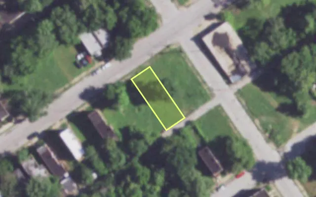 Aerial view of 2004 E PRAIRIE AV — vacant lot, St. Louis with approximate parcel outline
