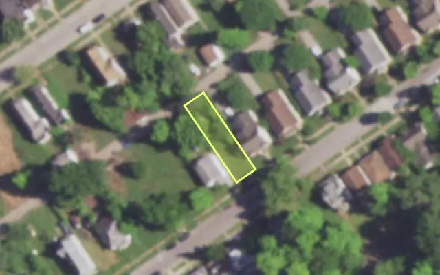 Aerial view of 4939 DAVISON AV — vacant lot, St. Louis with approximate parcel outline