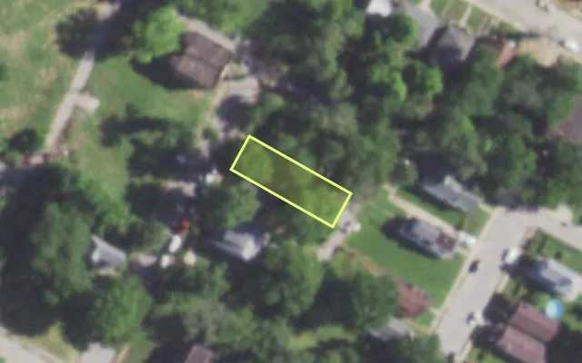 Aerial view of 2526 CHESTER ST — vacant lot, St. Louis with approximate parcel outline